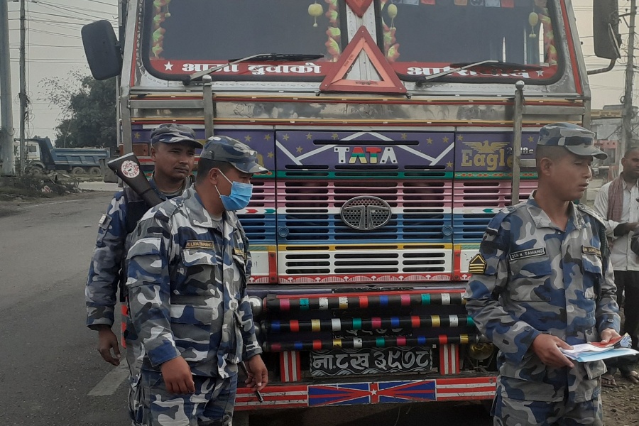 ७० लाख बराबरको लत्ताकपडासहित ट्रक नियन्त्रणमा