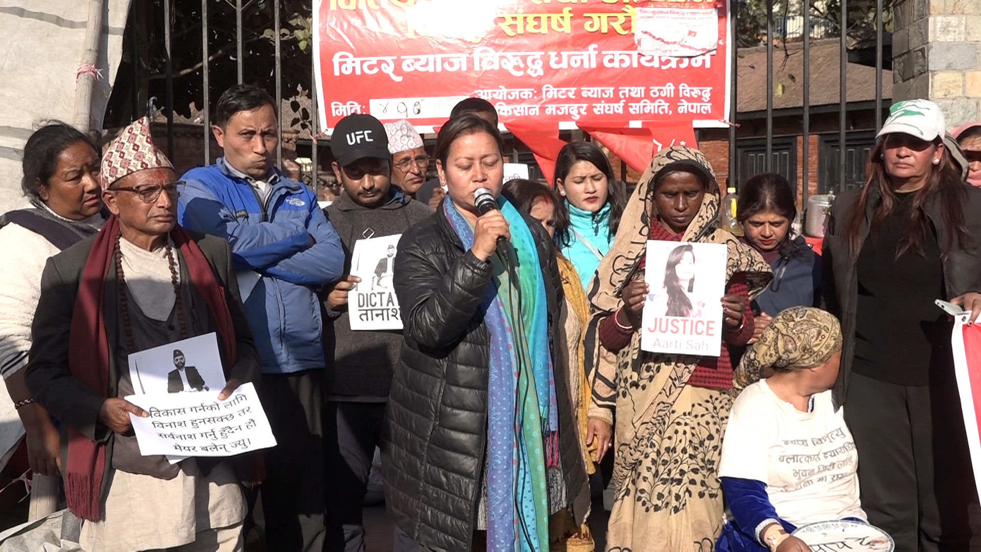 शान्तिबाटिकाबाट हटाइएकाहरू काठमाडौँ महानगरविरुद्ध आन्दोलित