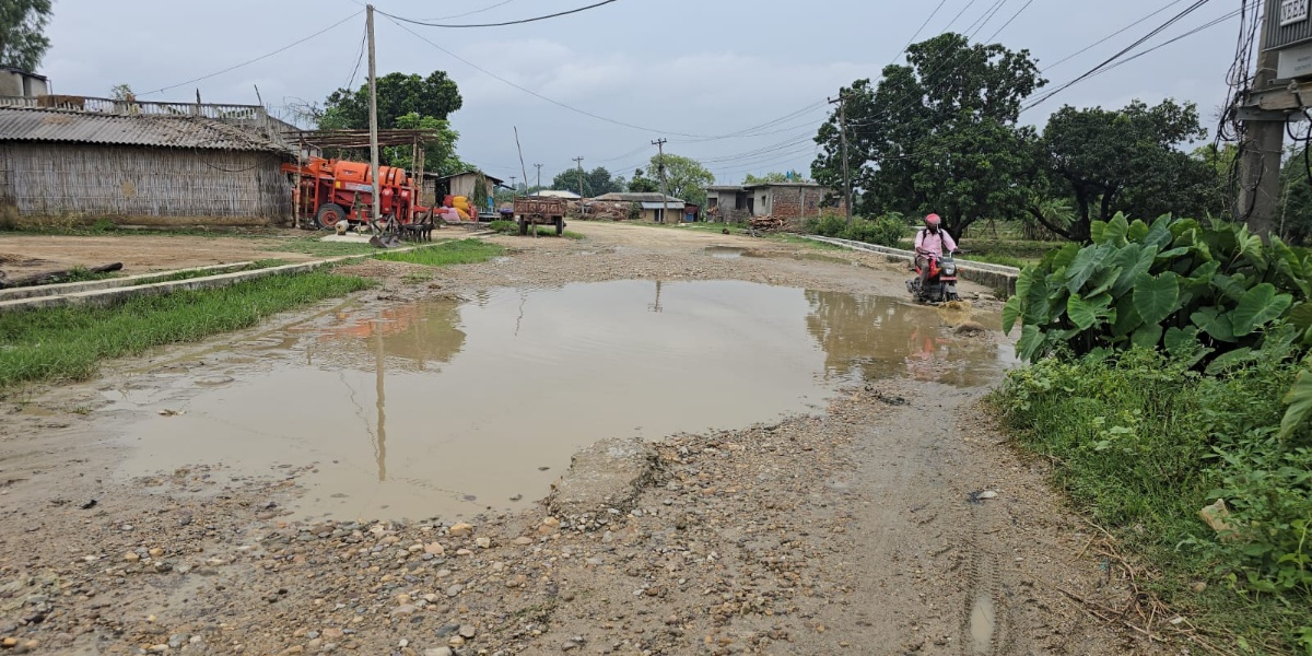 ठेकेदारको लापरबाहीले गोलबजार–लगडी–गदियानी सडक अलपत्र