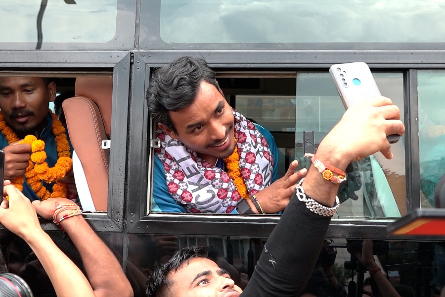 एशिया कप खेलेर स्वदेश फर्केकाे क्रिकेट टोलीलाई विमानस्थलमा स्वागत (तस्वीरसहित)