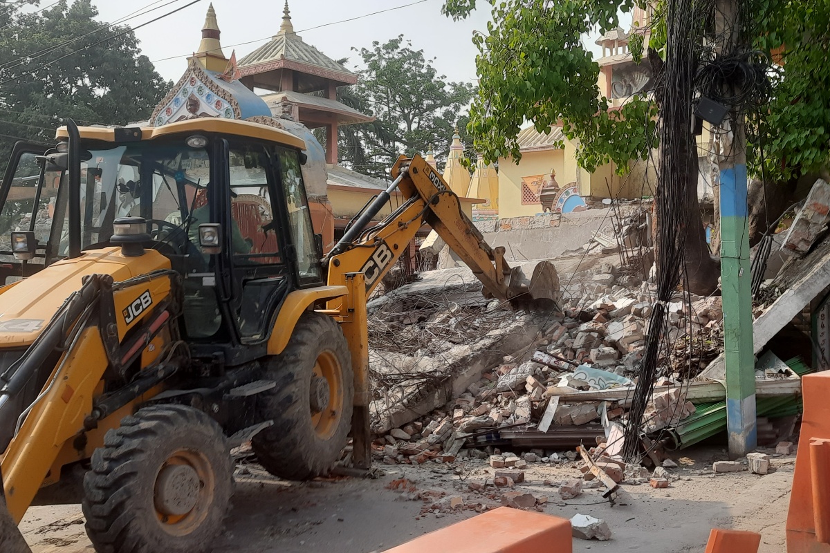 वीरगन्ज महानगरले भत्कायो अनधिकृत रूपमा बनाइएका संरचना
