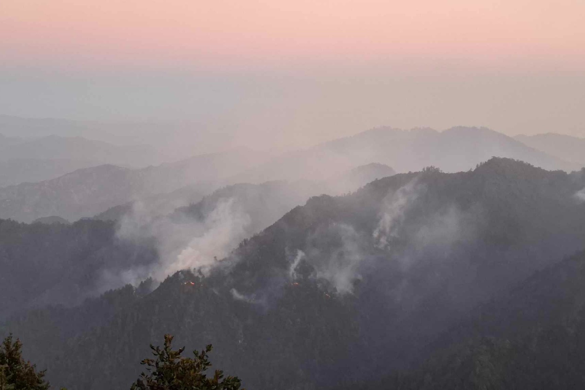 काभ्रेको महाभारतमा डढेलो नियन्त्रणका लागि सेना परिचालन, पर्यटकीय क्षेत्रमा जान रोक