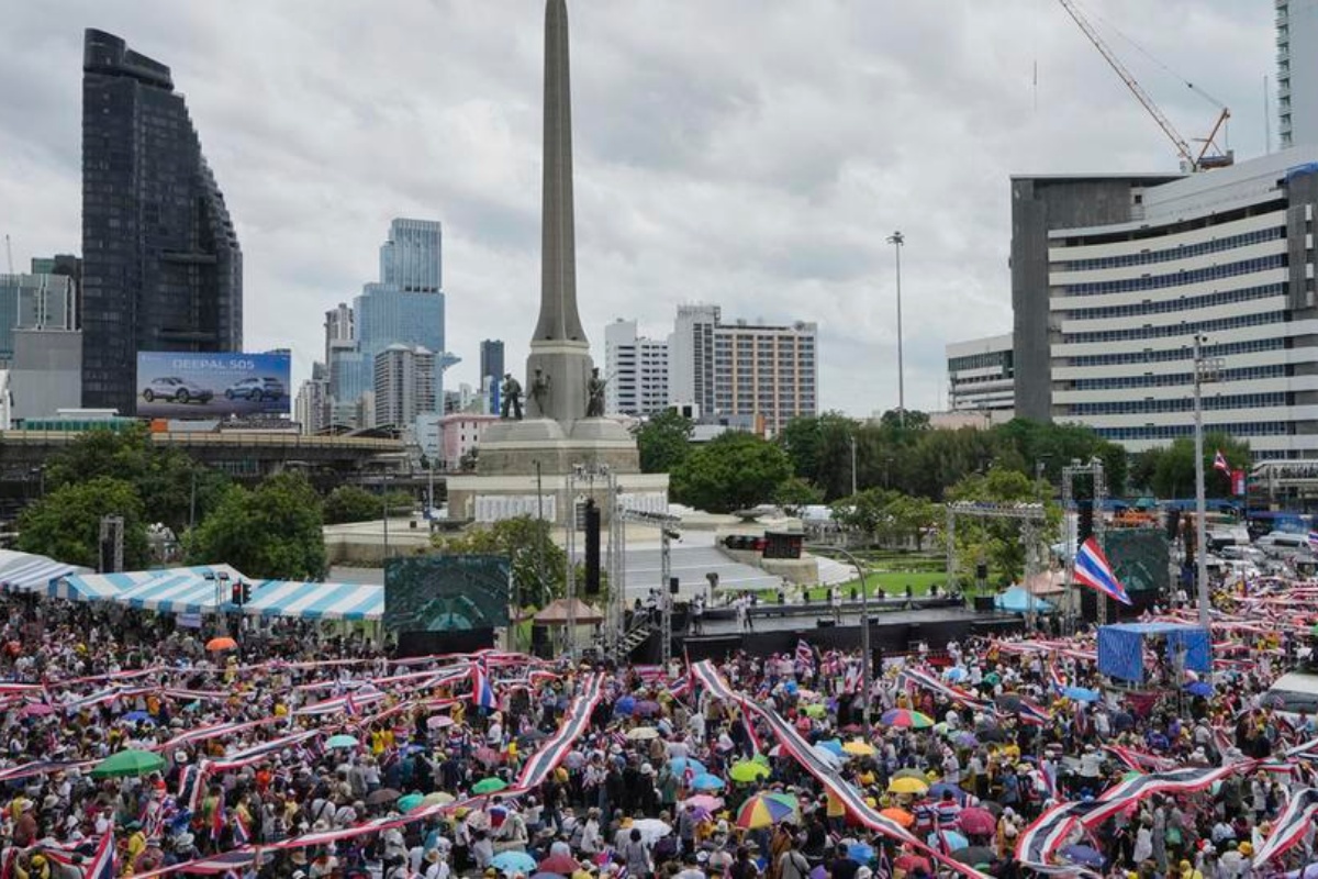 थाइल्यान्डमा प्रधानमन्त्रीको राजीनामा माग्दै हजारौँ प्रदर्शनकारी सडकमा