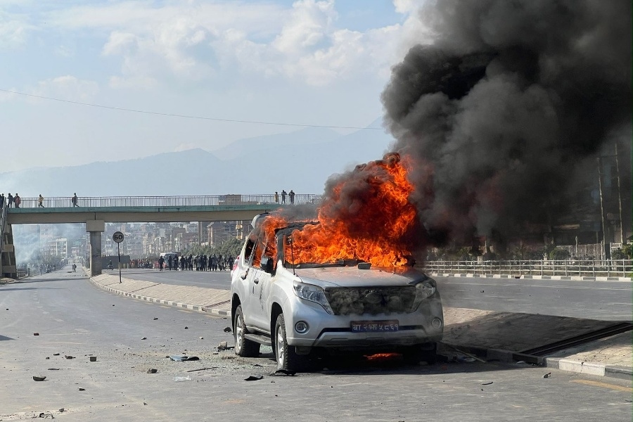 बालकुमारीमा ईपीएस आन्दोलनकारीको प्रदर्शन, मन्त्री ज्वालाको गाडीमा आगजनी