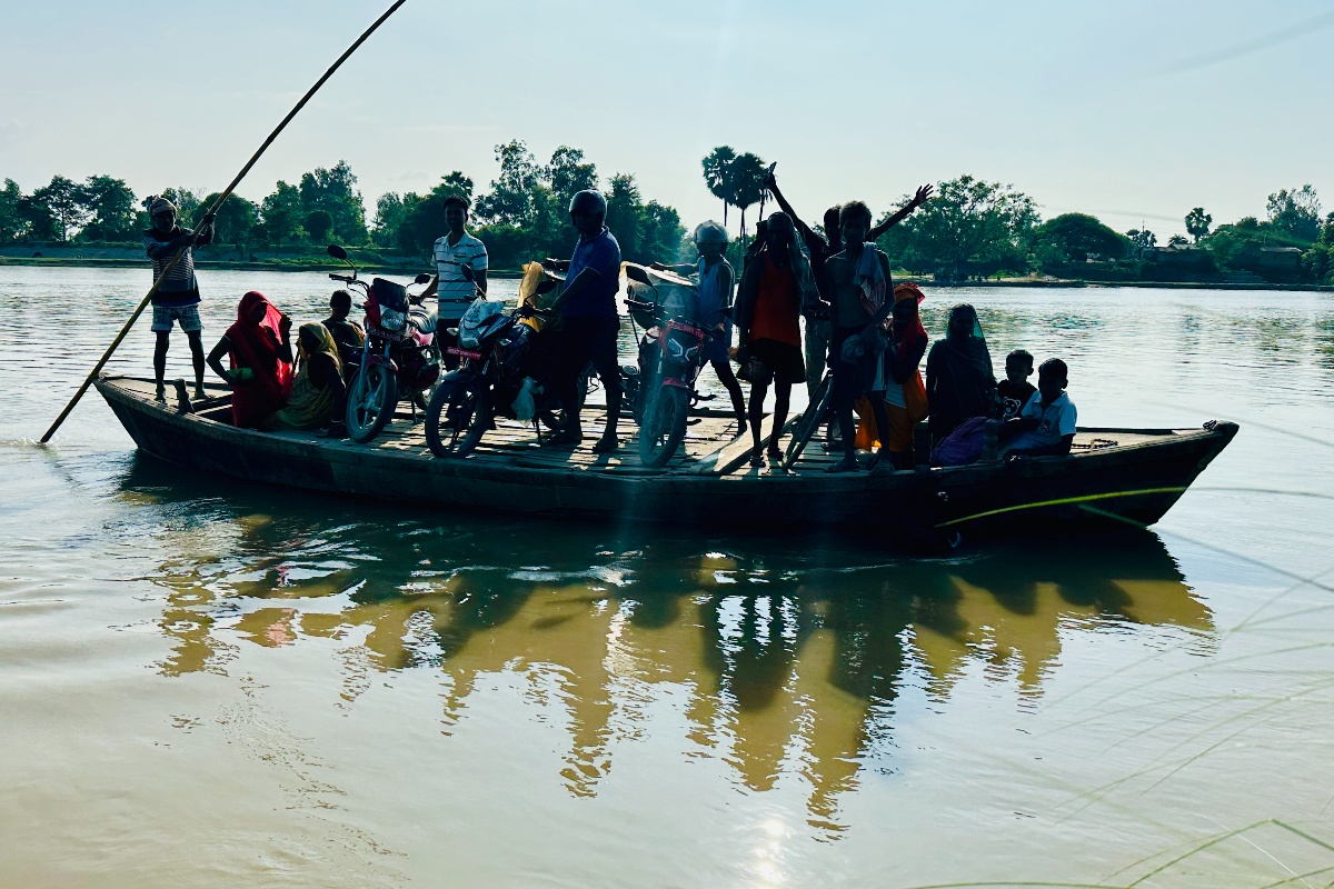 कमला नदीमाथि पुल नबन्दा स्थानीयलाई डुंगाकै सहारा