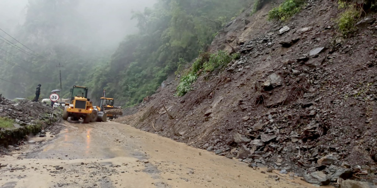 बढी पहिरोले देशका विभिन्न भूभागमा क्षति, राजमार्ग अवरुद्ध