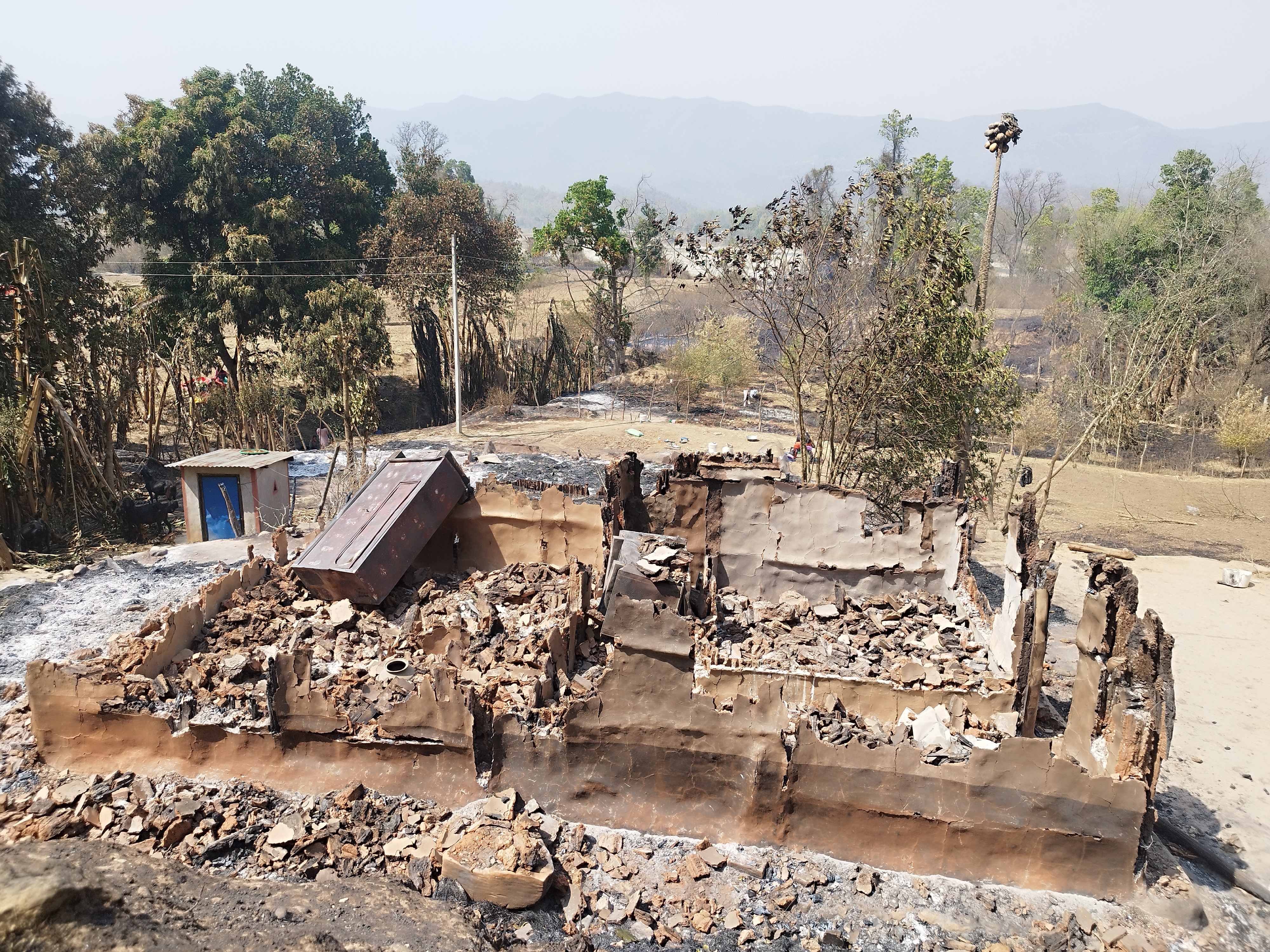 दाङका आगलागीपीडितको पीडा: घरगोठ सबै जले, खाने र बस्ने ठाउँको अभाव