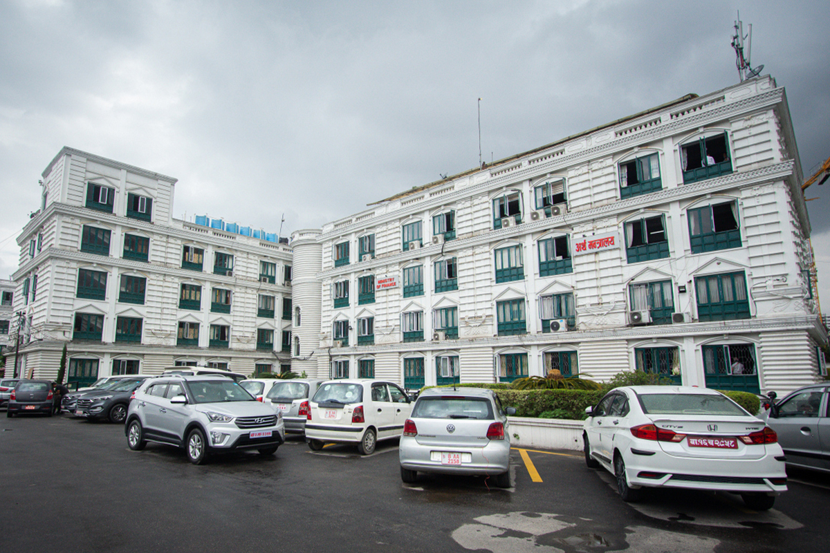 घट्दै वैदेशिक विकास सहायता, बढ्दै बजेट बाहिरको खर्च