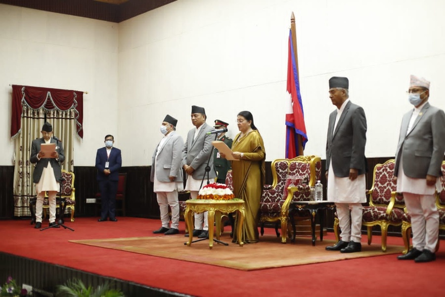 प्रतिनिधिसभाका ज्येष्ठ सदस्य पशुपति शमशेरले राष्ट्रपतिबाट लिए शपथ