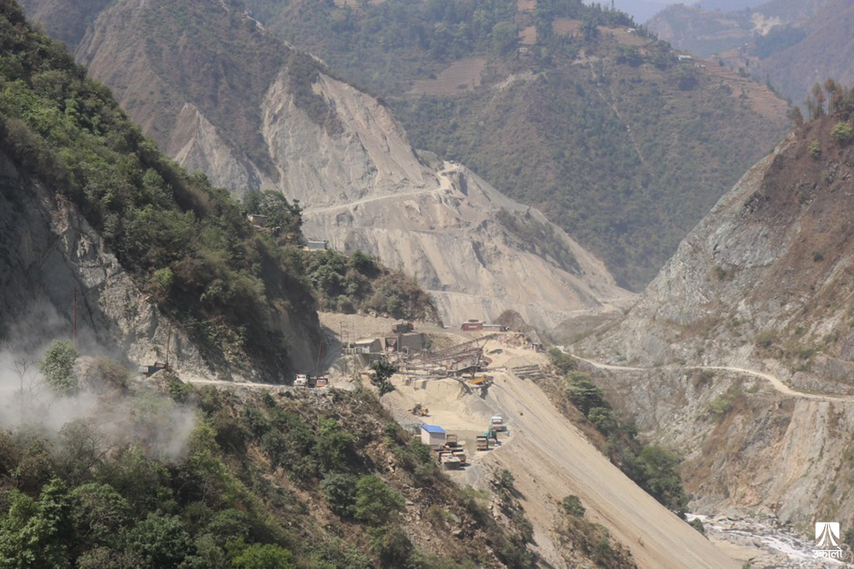 ढुंगाखानीले गाउँ नै पहिरोको जोखिममा, स्थानीयको गुहार सुन्दैन सरकार