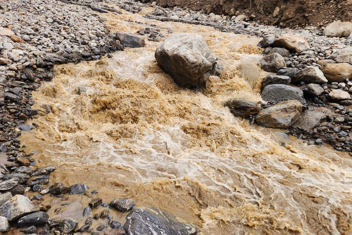 ताप्लेजुङको खेजेनिममा पहिरोमा परी घाइते भएका बुबा छोरीको उद्धार
