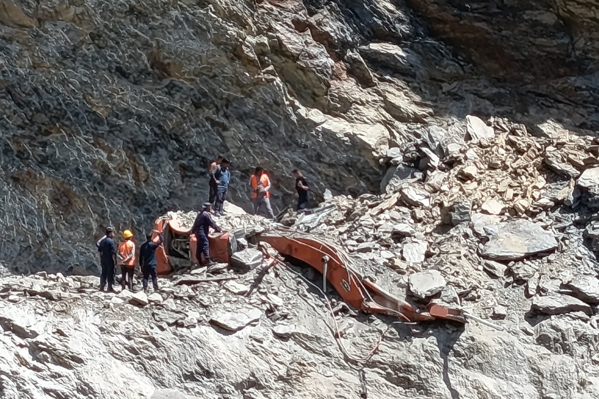 म्याग्दीमा सडक खन्ने क्रममा पहिरोमा पुरिएर एक्स्काभेटर चालकको मृत्यु