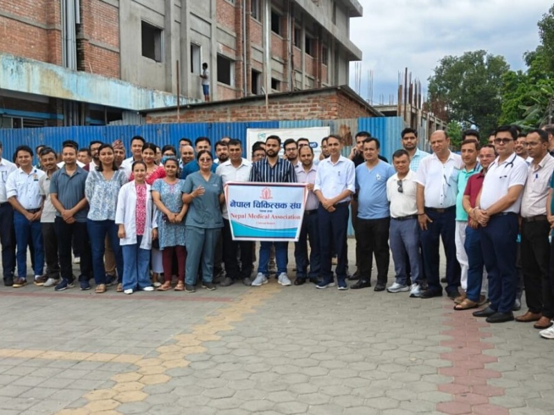 भरतपुर अस्पतालमा चिकित्सकको धर्ना