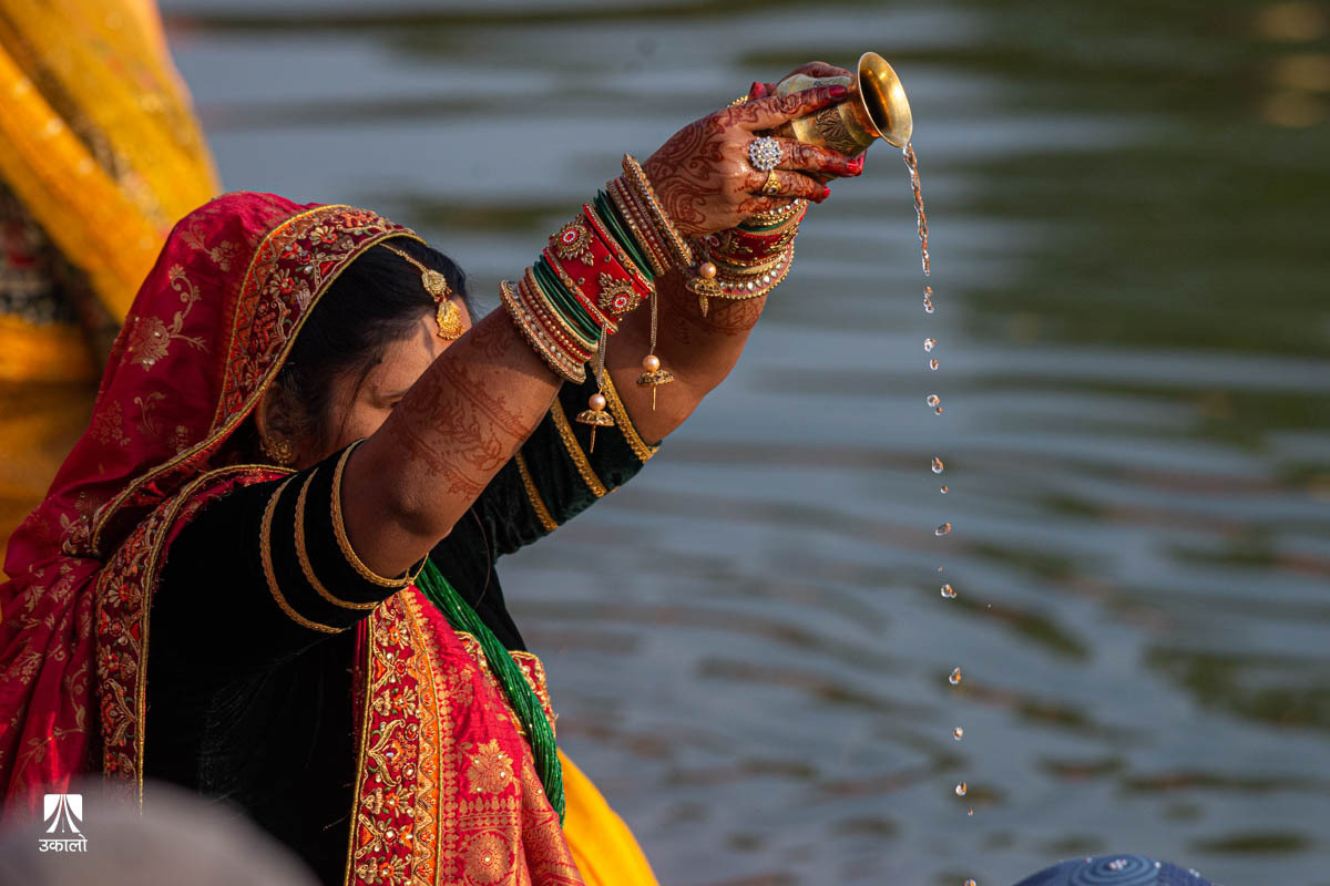 छठपर्व : अस्ताउँदो सूर्यलाई अर्घ्य दिइँदै (तस्वीरहरू)