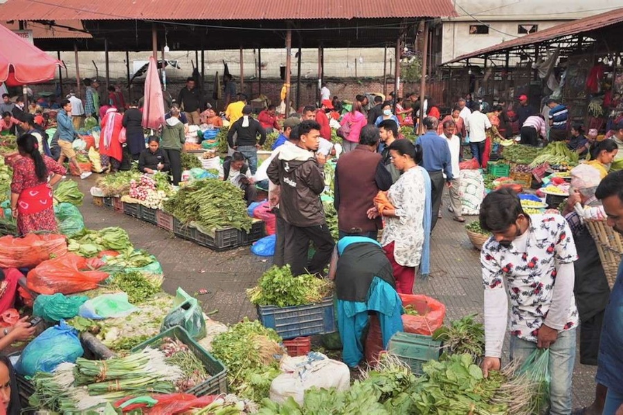 कति छ आइतबार फलफूल तथा हरियो तरकारीको मूल्य?