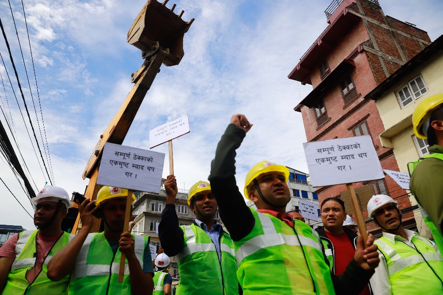 प्रधानमन्त्री निवास अगाडि डोजर तेर्स्याएर निर्माण व्यावसायीको प्रदर्शन