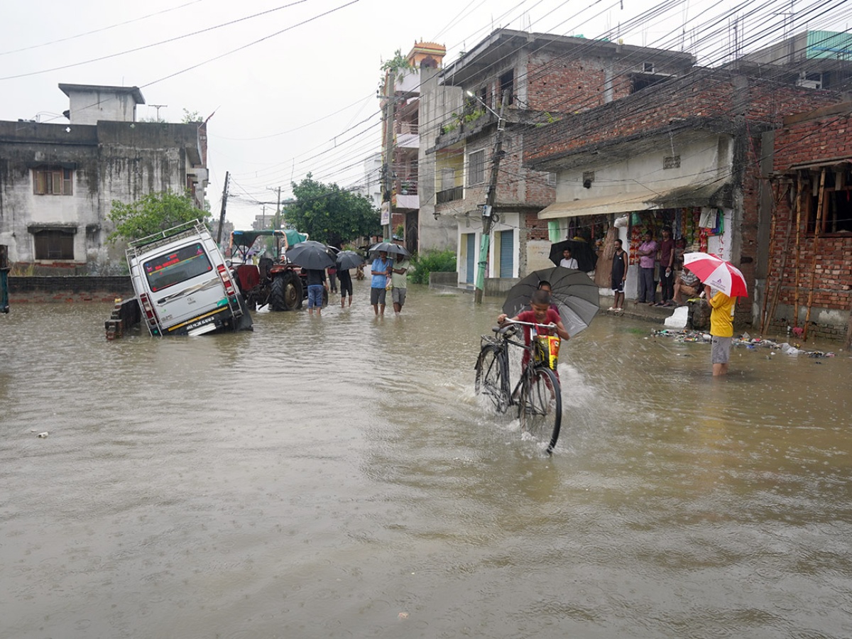 वर्षासँगै देशका विभिन्न ठाउँमा सडक अवरुद्ध, तराईमा डुबान