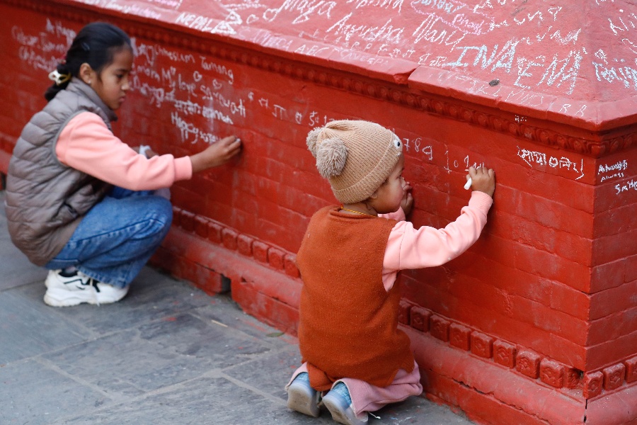 बालबालिकाको अक्षरारम्भ गर्न स्वयम्भूस्थित सरस्वती मन्दिरमा श्रद्धालुको भीड (तस्वीरहरू)