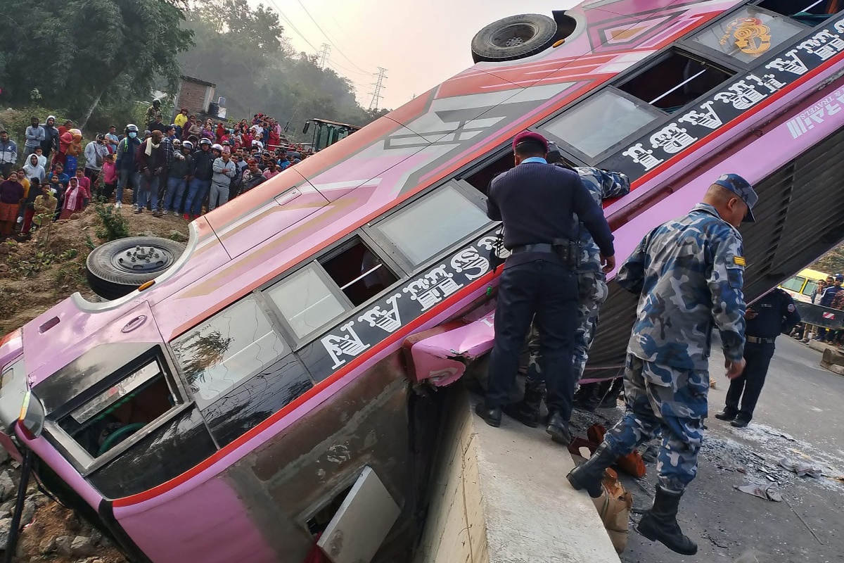 तनहुँमा बस पल्टिँदा १ जनाको मृत्यु, १३ जना घाइते