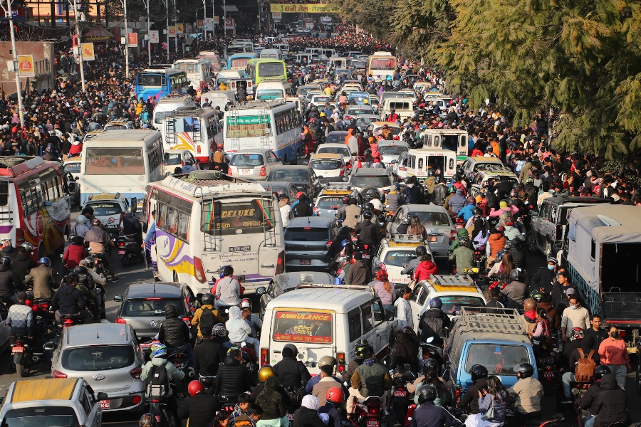 सुन्धारा क्षेत्रमा सवारी चापले अस्तव्यस्त सडक (तस्वीरहरू)