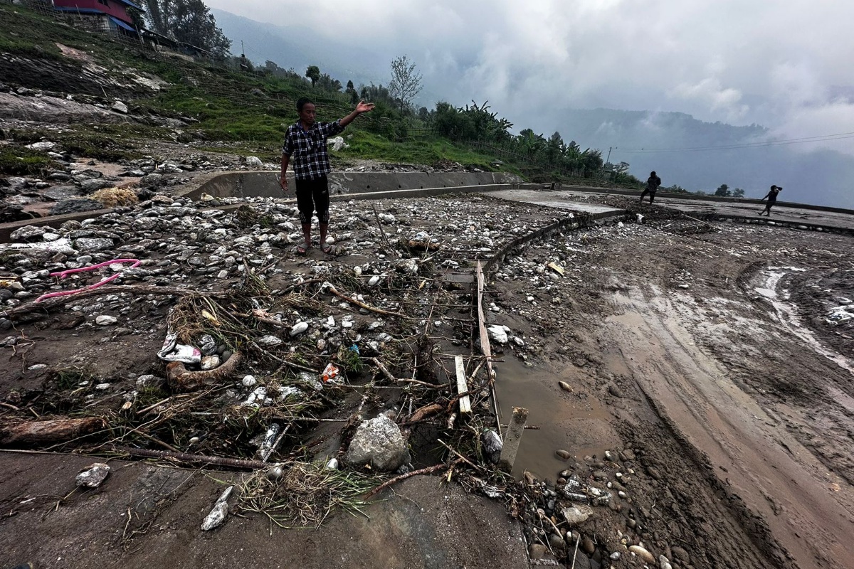 वर्षाले खाँदबारी–नुम सडकमा क्षति