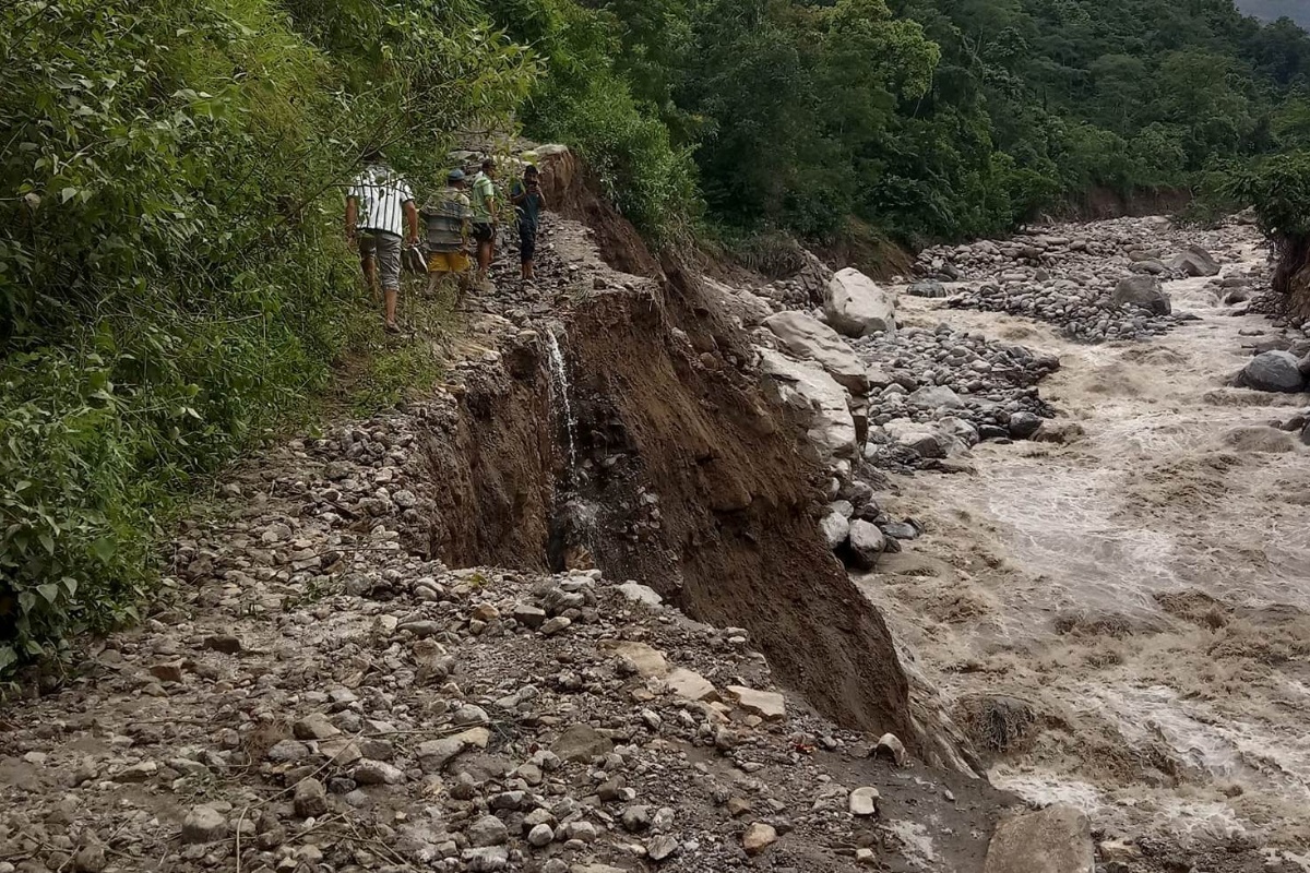 बाढीले सडक बगाएपछि भोजपुरको साल्पासिलिछोमा आवागमन कष्टकर