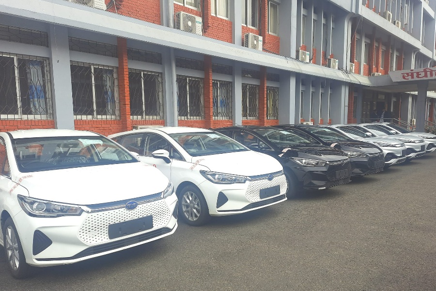 संसद् सचिवालयमा ‘चाइना एड’का विद्युतीय गाडी