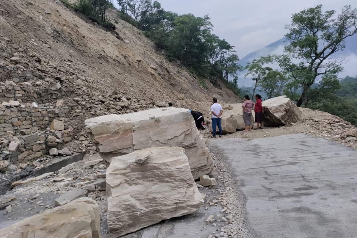 पहिरोले बेँसीशहर–चामे सडक अवरुद्ध