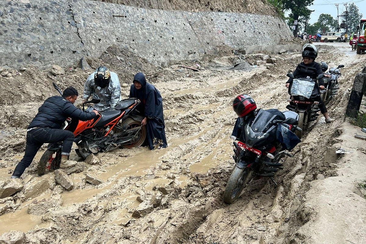 अरनिको राजमार्गको धुलिखेल–खावाखण्ड पुनः अवरुद्ध