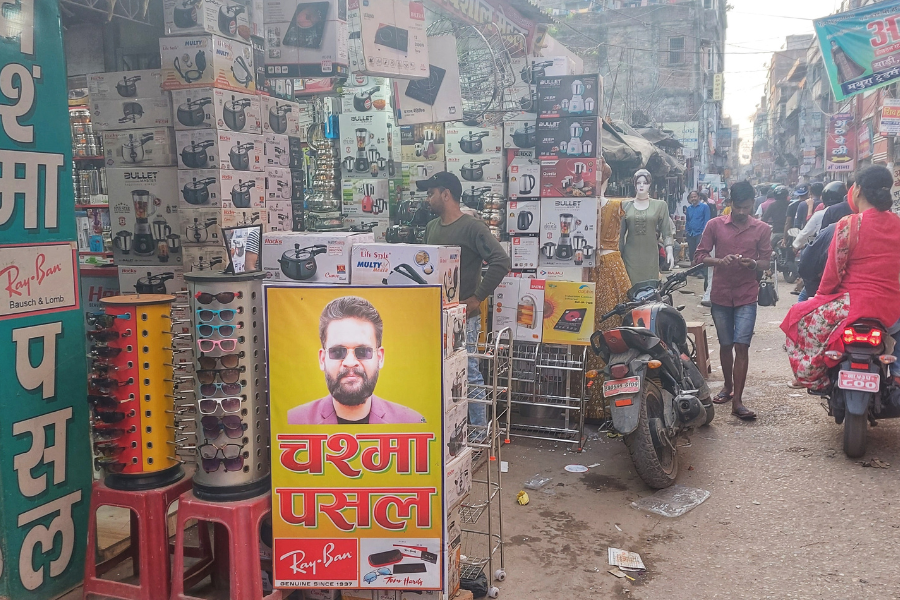 नेपाली ग्राहकले गुल्जार रक्सौल : बालेन शाह ‘पोष्टर बोई’, पसलका साइनबोर्ड नेपालीमा