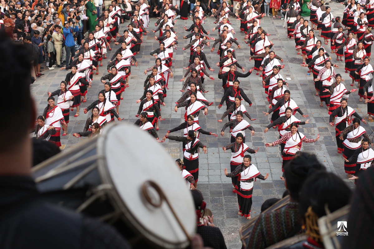 धिमे बाजामा हजार कलाकारको नृत्य प्रदर्शन (तस्वीरहरू)