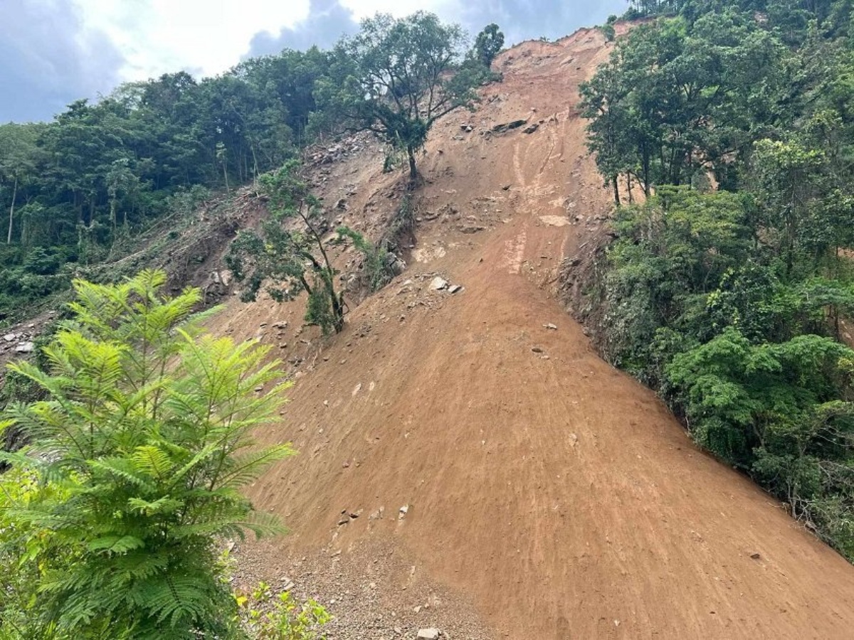 निरन्तरको सुक्खा पहिरोले इन्द्रावती नदी थुनिने त्रासमा तटीय क्षेत्रका बासिन्दा