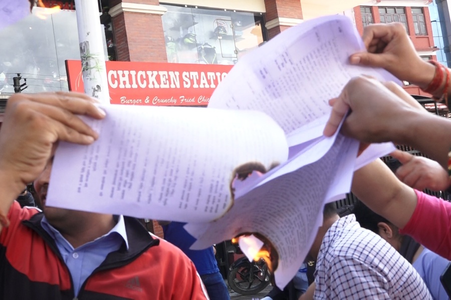 शिक्षकको हकहितमा नभएको भन्दै शिक्षा विधेयक जलाइयो