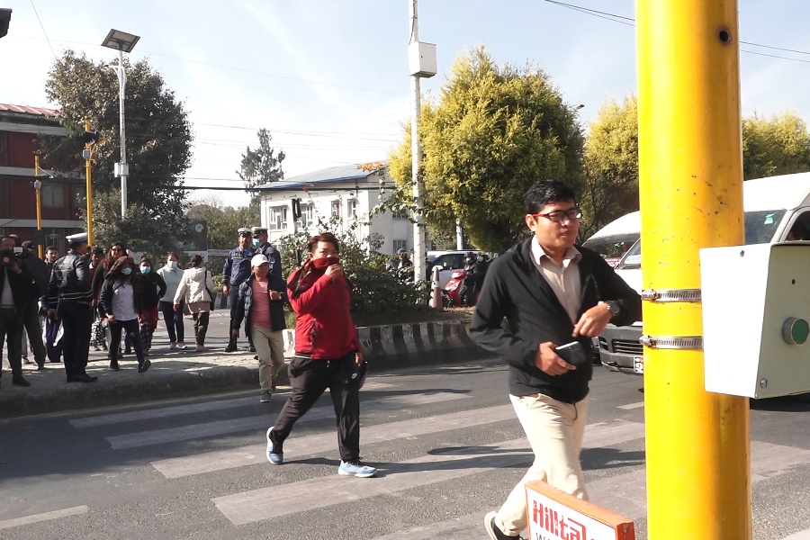 पैदलयात्रु आफैँले बटन थिचेर ट्राफिक बत्ती बाल्ने प्रविधि सञ्चालनमा