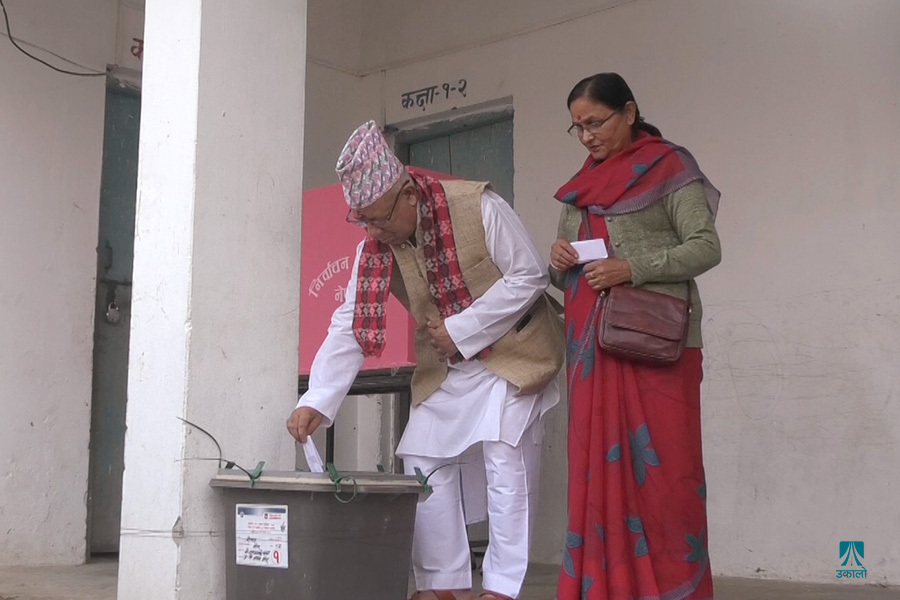 एकीकृत समाजवादीका अध्यक्ष नेपालद्वारा मतदान