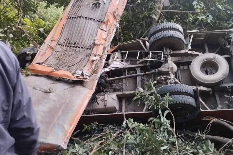 धनुषाका विद्यार्थी सवार बस इलाममा दुर्घटना