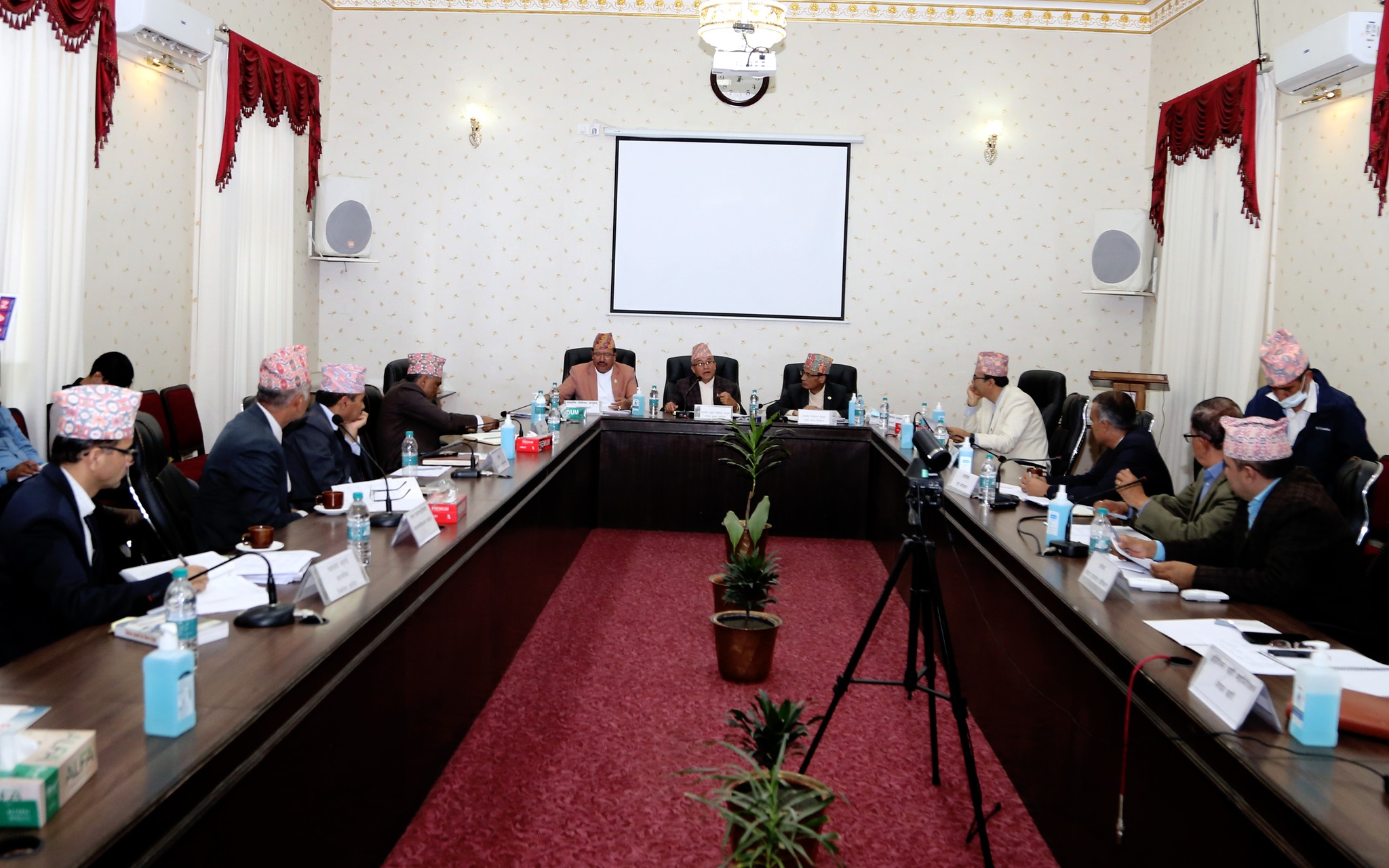 'उम्मेदवारले भारतीय नम्बर प्लेट र सरकारी गाडीमा चुनाव प्रचार गरे'