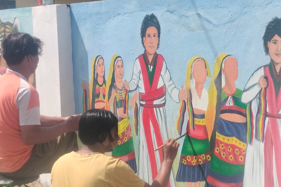 चित्र कोरेर गुजारा चलाउँदै तुलसीराम