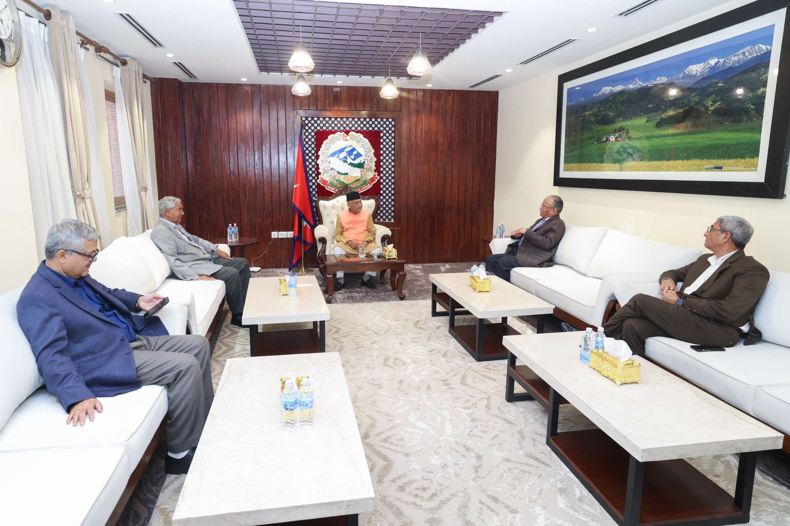 बालुवाटारमा ३ दलका शीर्ष नेताबीच के भयो कुराकानी?