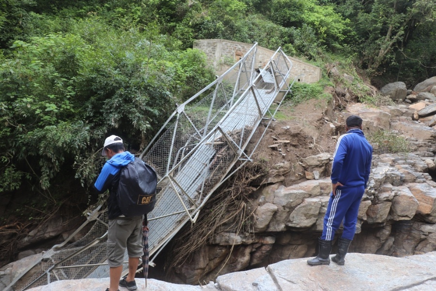 बाढीले पुल बगाएपछि जनजीवन कष्टकर, विद्यार्थीलाई बढी समस्या