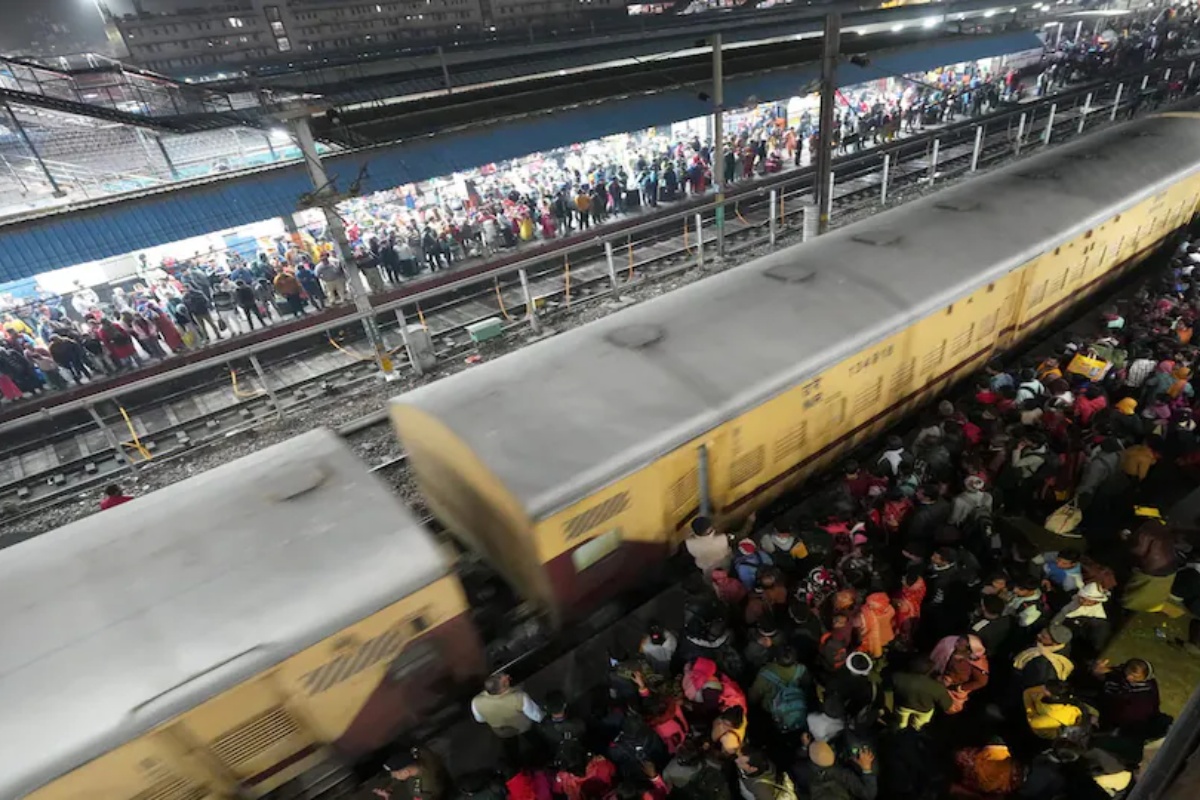 नयाँ दिल्ली रेल्वे स्टेसनमा भागदौड हुँदा १८ जनाको मृत्यु 