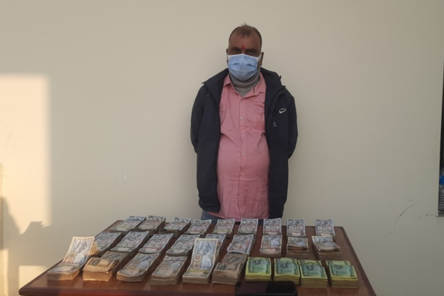 स्रोत नखुलेको १९ लाख ९० हजारसहित विराटनगरबाट १ जना पक्राउ