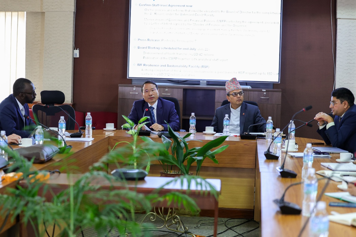 अन्तर्राष्ट्रिय मुद्रा कोषको टोली र अर्थमन्त्री पुनबीच भेटवार्ता 