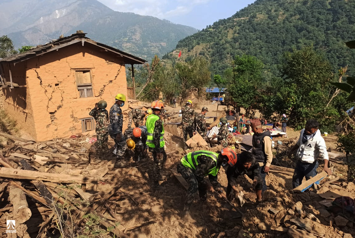 आफैँले छापेको ढुंगाको छानोले परिवार पुर्‍यो, बाँचेकालाई परकम्पले तर्साइरहन्छ