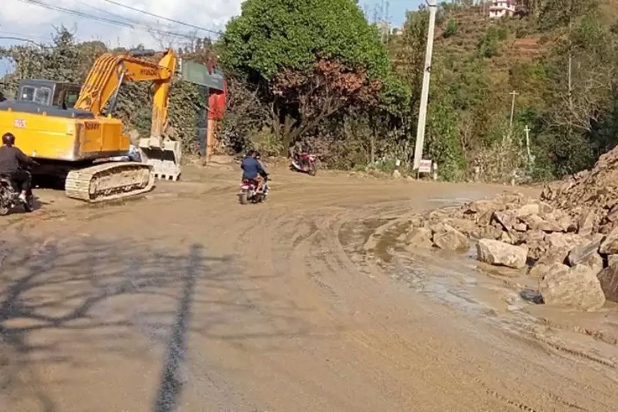 स्तरोन्नतिका लागि धुलिखेल–खावा सडक बन्द