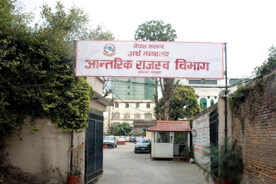 स्रोत नखुलेको २ करोड ३० लाख रुपैयाँसहित ४ जना पक्राउ