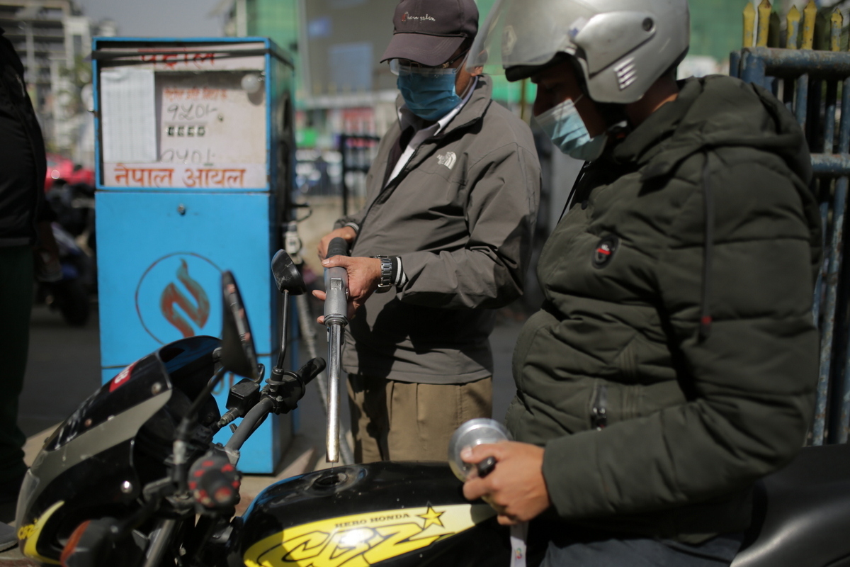 पेट्रोल, डिजेल र मट्टितेलको मूल्य प्रतिलिटर ३ रुपैयाँले बढ्यो