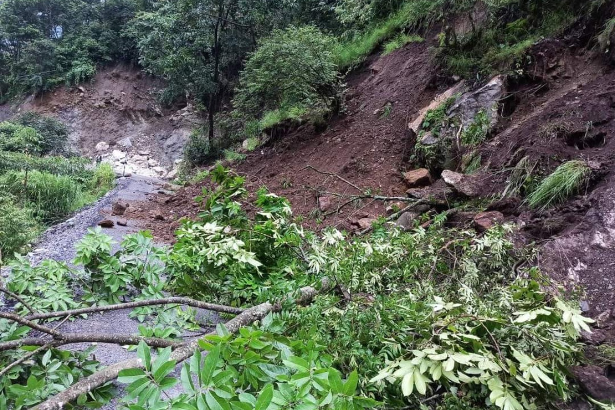 पहिरोले बेनी-दरबाङ सडक अवरुद्ध