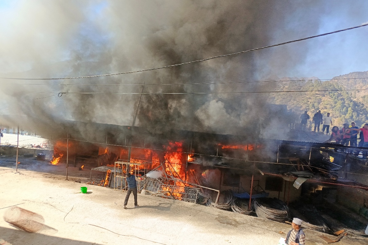 बाजुराको मार्तडीमा आगलागी, फर्निचर उद्योग र ग्यारेजमा क्षति