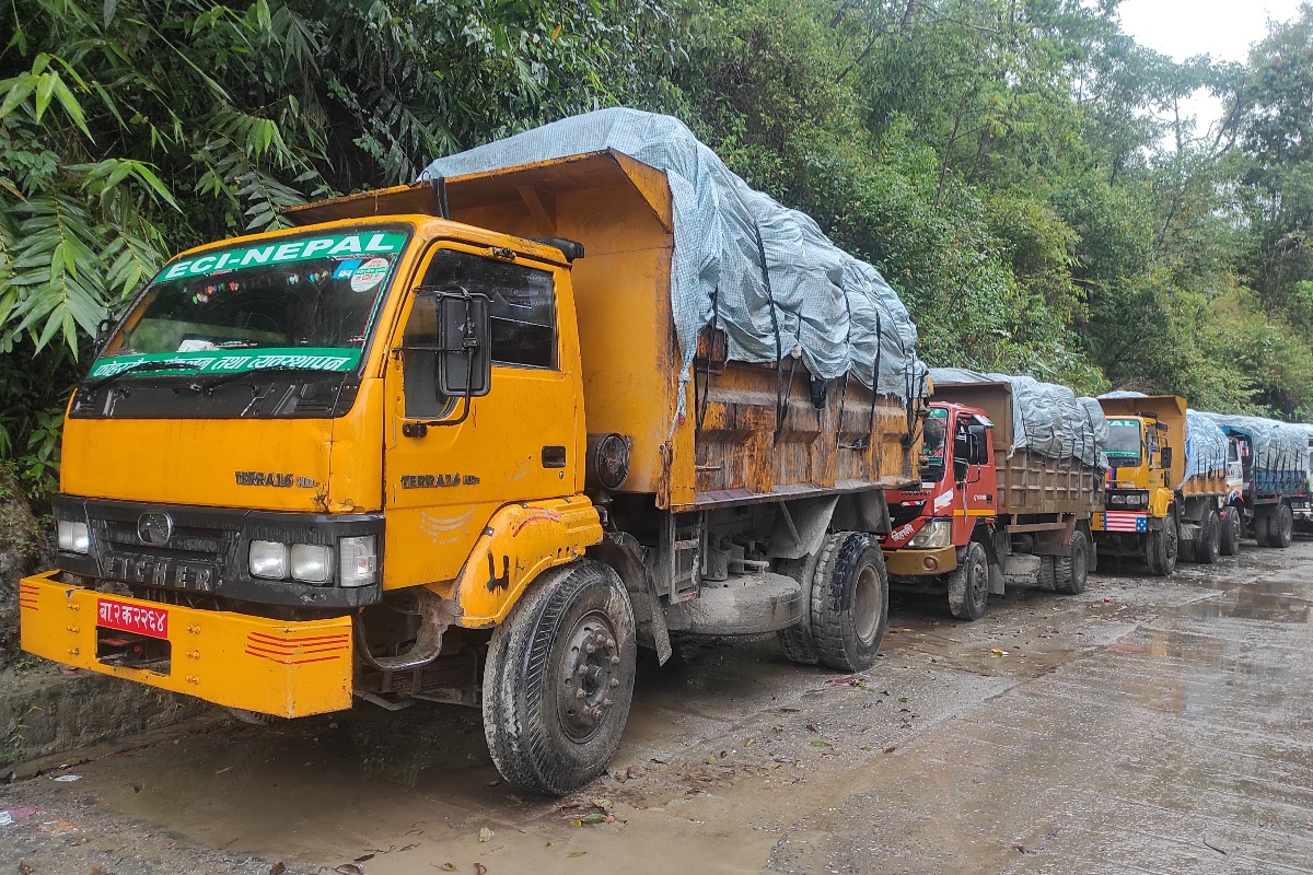 बञ्चरेडाँडामा पुन: अवरोध, फोहोर बोकेका गाडी बाटोमै रोकिए